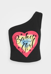 Černý zkrácený top s designem na jedno rameno, s barevným srdcovým grafickým motivem a textem "Baby Girl" ve stylizovaném písmu.