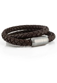 Bracelet en cuir tressé brun avec un fermoir métallique cylindrique. La surface présente une texture lisse et un motif de tissage complexe.