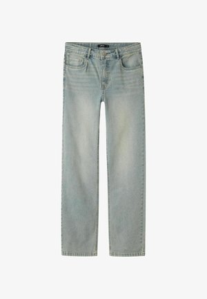 Jean en denim bleu clair avec une coupe droite, design à cinq poches et fermeture à bouton. Présente des zones légèrement décolorées et des détails de couture.