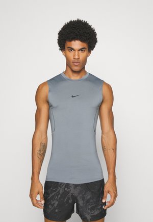Pilkas be rankovių sportinis marškinėliai su apvaliu iškirpimu ir juodu Nike logotipu, pagaminti iš lygaus, lengvo audinio.