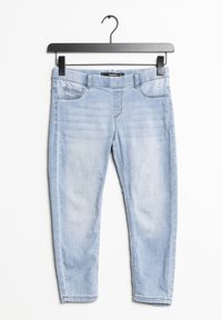 Jeans skinny de denim azul claro con cintura media, bolsillos frontales y una textura suave. Acabados con costuras cosidas y un ajuste moderno.