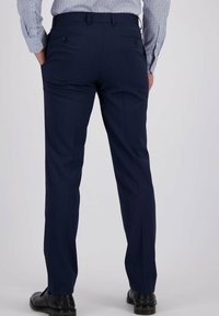 Marineblauwe dresspantalon met een gladde textuur, rechte pijpdesign en twee achterzakken. Minimaal detail voor een klassieke uitstraling.