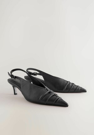Schwarze Leder-Slingback-Schuhe mit spitzem Zehenbereich, gerafftem Design und einem moderaten Absatz. Glatte Textur mit minimalistischer Silhouette.