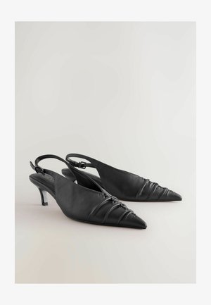 Schwarze Leder-Slingback-Schuhe mit spitzem Zehenbereich, gerafftem Design und einem moderaten Absatz. Glatte Textur mit minimalistischer Silhouette.