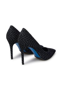 Una coppia di scarpe nere con tacco alto, caratterizzate da un motivo zigzag argento e solette interne blu, angolate per mostrare i lati e i tacchi su uno sfondo bianco.