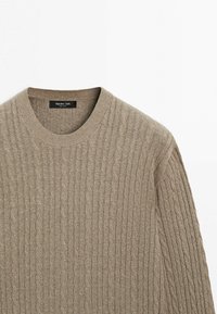 Pull beige à col rond en maille torsadée avec col côtelé, de Massimo Dutti, posé à plat sur fond blanc.