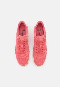 Rosa mockasneakers med texturerad yta, rundad tå, perforeringar och snörning. Varumärkeslogga på tungan i guld.