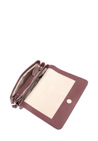 Bordeaux leren portemonnee met een gestructureerd oppervlak, meerdere ritssluitingen en een gouden drukknopsluiting. Lichtgekleurde binnenvoering.