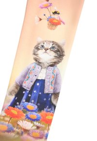 Ilustracja kota w fioletowym kardiganie i niebieskiej spódnicy w kropki, otoczonego kolorowymi kwiatami, z koszem kwiatów powyżej.
