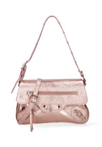 Borsa in rosa metallizzato con forma strutturata, tracolla regolabile e chiusura con zip. Presenta dettagli con fibbie e finitura testurizzata.
