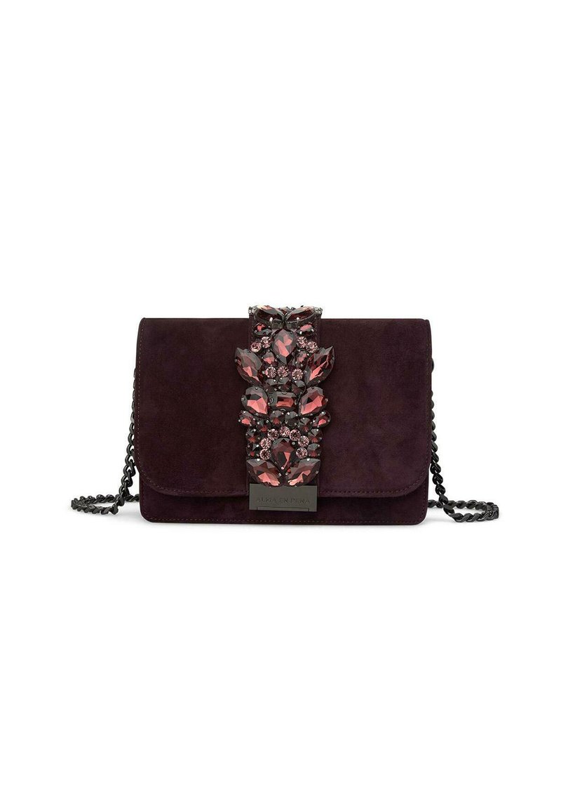 Fioletowy zamszowy kopertówka z biżuteryjnym klamrem w kształcie kwiatu z wielokolorowymi zdobieniami, łańcuszkowym paskiem oraz prostokątnym kształtem.