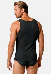 Zwart getailleerd tanktop met fijne horizontale strepen, gemaakt van een gladde stof. Voorzien van een ronde halslijn en gestikte randen.