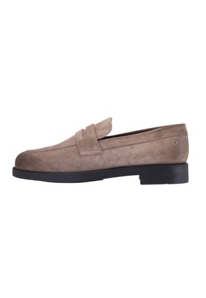 Hellbrauner Wildleder-Loafer mit flacher schwarzer Sohle und Riemendetail oben, seitlich vor weißem Hintergrund gezeigt.