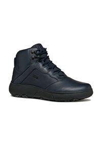 Stivali alti in pelle blu navy con superficie texturizzata, chiusura con lacci e una robusta suola in gomma nera con motivo a onde per una maggiore aderenza.