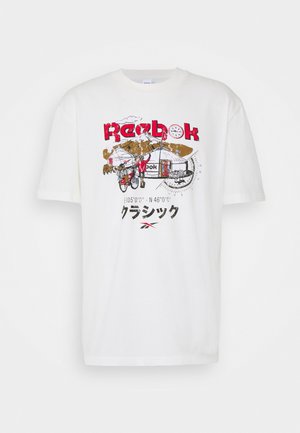 Weißes Baumwoll-T-Shirt mit einem grafischen Aufdruck einer Bergszene, dem Text "Reebok" und Kompasskoordinaten in roten und schwarzen Akzenten.