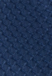 Tessuto blu scuro con texture a diamante, caratterizzato da elementi intrecciati che creano profondità e una superficie morbida e tattile.