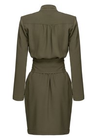 Robe vert olive à manches longues, col à rabat, détail froncé au dos, taille ajustée avec poches latérales. Finition en tissu lisse.