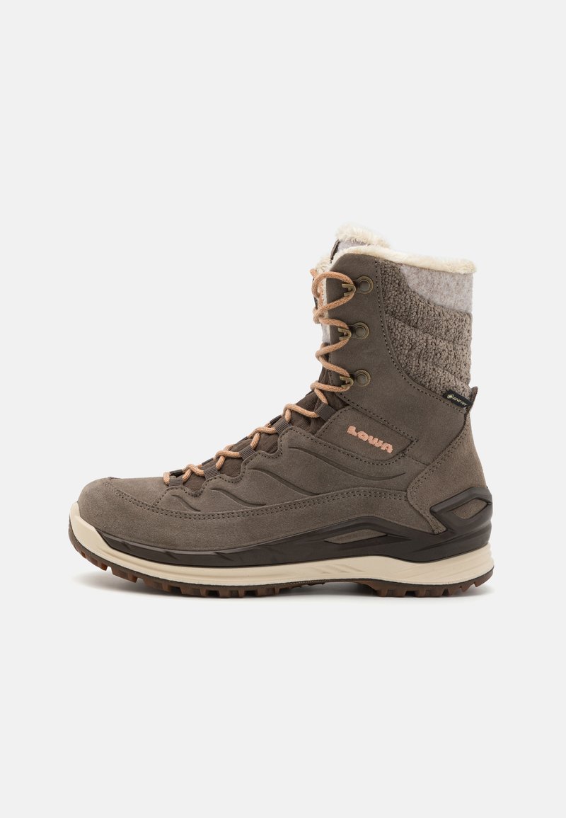 Botte de randonnée imperméable marron avec une tige texturée, un design à lacets, un col en polaire et une semelle en caoutchouc. Comprend des accents roses et un logo.