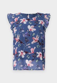 Blå blommig blus med korta volangärmar, prydd med rosa och vita blommor, gröna blad och små fjärilar på lättviktig tyg.