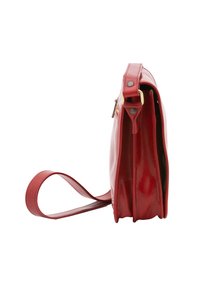 Borsa crossbody rossa in pelle con design slim, texture liscia, tracolla regolabile e chiusura con zip, dotata di tasca laterale e accentuazione del logo.