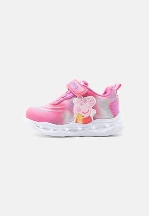 Roze kindersneaker met verlichte zool, klittenbandsluiting en Peppa Pig figuur op de zijkant.