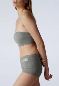 Szary bandeau z prążkowanego materiału w zestawie z dopasowanymi szortami na wysoki stan, z logo na pasku. Miękka, elastyczna tkanina, casualowy design.