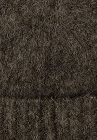 Gorro de punto en marrón oscuro, con una textura suave y peluda, diseño acanalado en la parte inferior y una apariencia densa y cálida.