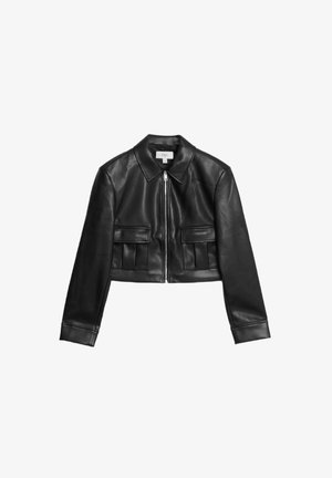 Beskyttet sort læderjakke med lynlås fortil, klassisk krave og to frontlommer med plisseret design. Glat struktur hele vejen igennem.