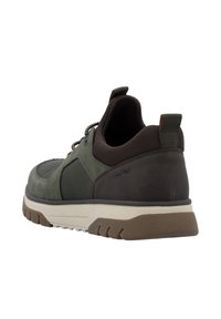 Grön och brun atletisk sko med mesh- och lädermaterial, vadderad krage, snördesign och en tjock, texturerad sula.