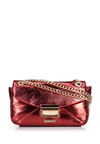 Sac à main métallique rouge avec un design matelassé, une bandoulière en chaîne dorée et un fermoir rectangulaire avec un détail de logo. Texture lisse et brillante.