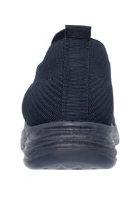 Sneaker blu navy con tomaia in tessuto testurizzato, cinturino elastico sul tallone e suola in gomma traslucida flessibile per il comfort.