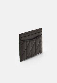 Tarjetero de cuero acolchado negro con forma rectangular, que cuenta con múltiples ranuras para tarjetas y detalles de costura para una textura adicional.