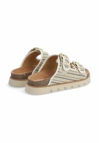 Witte geweven slide-sandalen met twee verstelbare gespen, een kurken voetbed en een chunky beige rubberen zool met een gegolfde rand.