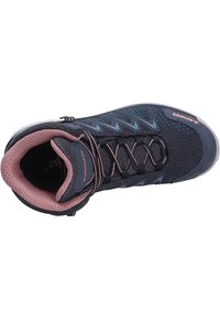 Marineblaue Wanderschuhe mit Mesh-Obermaterial, pinken Akzenten und einer strukturierten Sohle. Sie verfügen über auffällige Schnürungen und einen gepolsterten Kragen für zusätzlichen Komfort.