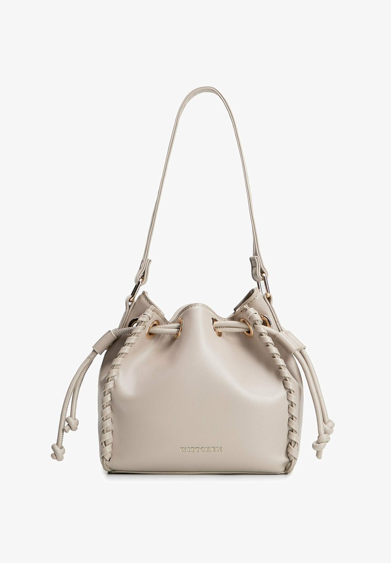 Beige leren bucketbag met gevlochten zijdetails, trekkoordsluiting, enkele schouderriem en een gouden "WITTCHEN" logo aan de voorkant.