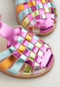 Metallisch gekleurde sandalen met gevlochten banden in roze, blauw, goud en groen. Textuurafwerking met open teen en gevoerde binnenzool.