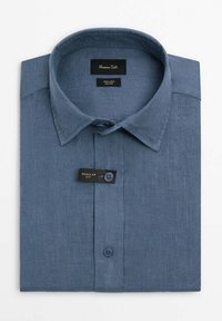 Ljusblå linne skjorta med knäppning på kragen, med en svart etikett märkt "Regular Fit" och en blå knapp på kragen.