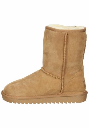 Stivaletto alla caviglia in suede marrone chiaro con punta arrotondata, interno morbido e suola in gomma testurizzata. Presenta cuciture sul lato e un logo sul tallone.