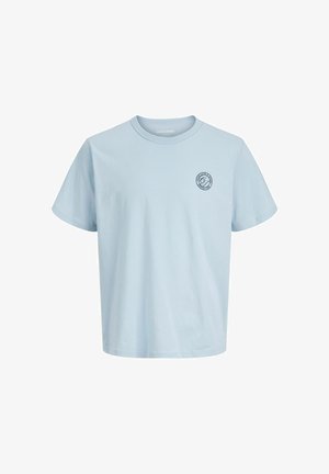 Svijetloplava majica kratkih rukava s okruglim izrezom na vratu i malim okruglim logom Jack & Jones na lijevoj strani prsa.