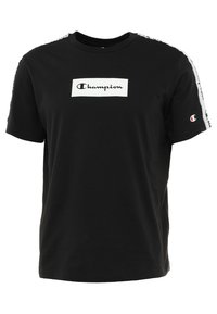 Černé bavlněné tričko s krátkým rukávem, s bílým obdélníkovým logem s textem "Champion" a kontrastními pruhy podél ramen.