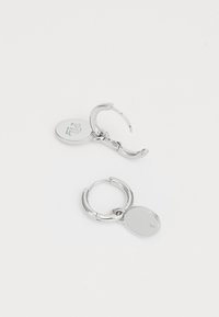 Ezüst karika fülbevalók sima tárcsa charm-mal. A dizájn kis drágakő díszítéssel rendelkezik a charmon, ami fényes megjelenést kölcsönöz.