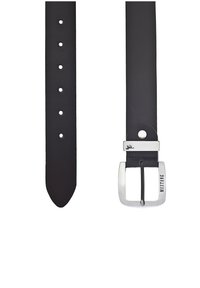 Zwarte leren riem met een zilveren metalen sluiting, rechthoekige vorm, vijf gaatjes voor aanpassing en "MUSTANG"-merknaam op de sluiting.