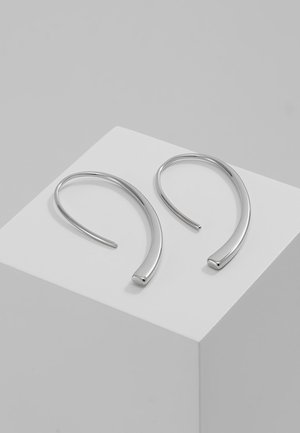 Boucles d'oreilles créoles en argent avec une forme allongée élégante et une finition lisse et polie. Chaque paire présente une pointe arrondie et un design minimaliste.