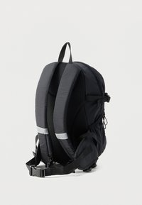Μαύρο σακίδιο με επένδυση στην πλάτη και πλέγμα σε πάνελ, διαθέτει ρυθμιζόμενους ιμάντες, πλαϊνή τσέπη και ανακλαστικές λεπτομέρειες.