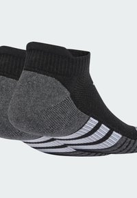Calcetines de tobillo en negro y gris con textura acanalada y patrón de rayas blancas en los laterales, que cuentan con un talón acolchado para mayor comodidad.
