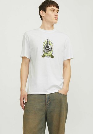 Hvid bomulds t-shirt med grafisk tryk af et skelet med et sværd, grønne accenter og et banner. Korte ærmer, afslappet pasform.