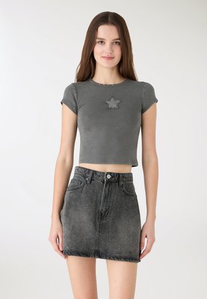 CROP STELLA - T-shirt z nadrukiem