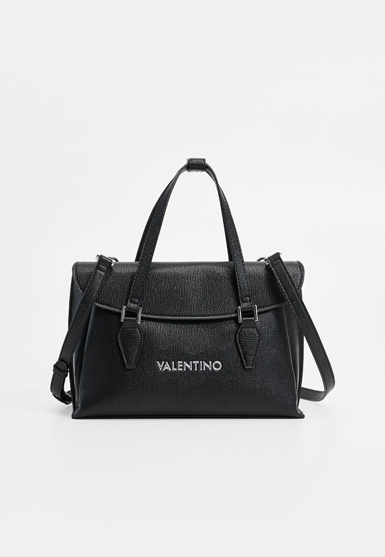 Sac à main noir texturé avec des poignées supérieures doubles et une bandoulière amovible. Présente le logo "VALENTINO" en argent.