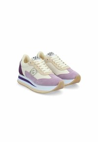 Sneakers con una toma superiore in mesh color crema, dettagli in suede lavanda e una suola bianca texturizzata. Presentano un'etichetta a scacchi sulla linguetta.