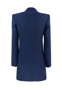 Blazer trapuntato blu navy con design strutturato, caratterizzato da un motivo a diamante e maniche lunghe. Tessuto liscio, senza hardware visibile.